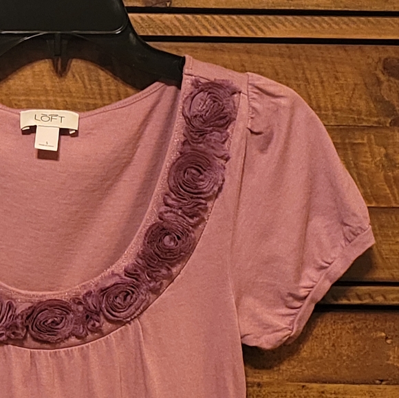 LOFT Mauve Pink Scoop Neck Floral Trim Tee - Picture 2 of 4